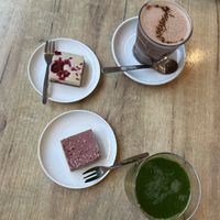 Rasberry Cheesecake, Strawberry Kokos, Hot Chocolate, Green Monster   at SUE in Rotterdam