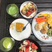 Vegan Brunch: hummus plate, chia bowl, avocado cake and healthy „Nutella“ brioche! Yummy at NOP in Tallinn