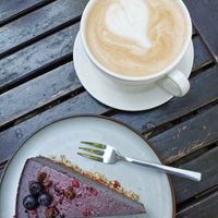 latte with oat milk // raw cake at NOP in Tallinn