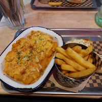 Chipotle mac and cheese, ciabatta garlic bread and added fries at Lucky Pig - Paradise Palms in Edinburgh