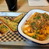 Mac and cheese with garlic bread at Lucky Pig - Paradise Palms in Edinburgh
