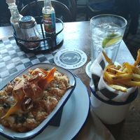 vegan mac'n'cheese, dill fries and gin tonic at Lucky Pig - Paradise Palms in Edinburgh