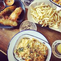 Fried pickles, chipotle mac n cheese and fries at Lucky Pig - Paradise Palms in Edinburgh