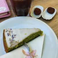Lavendel-Zitrone-Zucchinikuchen und kalter Kaffee at Cafe Glück in Fulda
