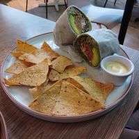 Wrap tomates rostizados, se puede pedir con nachos, ensalada o platanitos at Mundo Verde in Medellin