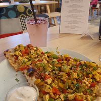 Vegan tandoor pizza at Holigans in Vilnius