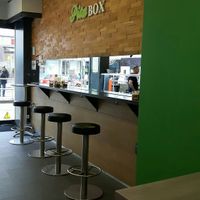 Theke, es gibt auch 2 Tische mit Bank at Pita Box in Vienna