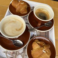 In alto a sx cornettino liscio, in basso a sx cappuccino e in basso a dx il cornettino farcito con la marmellata  at I Dolci Namura in Milan