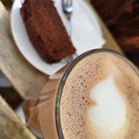 vegane heiße Schokolade und ein Stück Schokokuchen at Cafe DA in Stuttgart