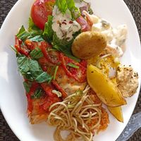 Pizza, batata rústica, salada, massa, homus... at Macadamia Eco Gourmet in Porto Alegre