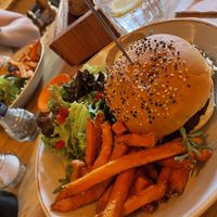 Hoofdgerecht ‘linzen en rode bietenburger met zoete aardappelfrietjes’  at Eetcafe Ceramique in Maastricht