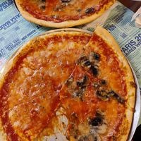 Vegan pizza - vegan mozzarella margherita at La Clote in Barcelona
