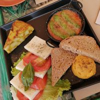 Plato degustacion, todo riquísimo. Sorprende el hulk (lo verde). Mozzarella vegana muy lograda. La especias de no huevo de la tortilla rico rico at Samelo Veg in Tenerife