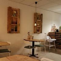 Fresh looking with lovely wooden tables at Hoezo in Leiden