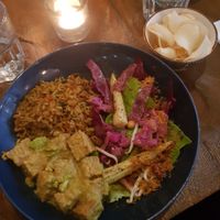 Indonesian dish with tempeh and cassava crisps at Hoezo in Leiden