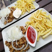 Veganes Gyros mit Tsatsiki und Zwiebeln und Pommes mit Mayo oder Ketchup at Marla & Mathilda's Genusswerkstatt in Ludenscheid