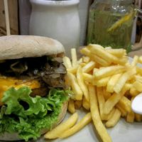 Veganer Chicken-Burger mit Käse und Zwiebeln, Pommes und Aioli...dazu hausgemachte Limonade at Marla & Mathilda's Genusswerkstatt in Ludenscheid