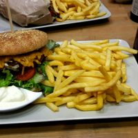 Chicken-cheese-burger with aioli, fries and a homemade lemonade at Marla & Mathilda's Genusswerkstatt in Ludenscheid