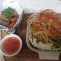 papaya salade et nuggets at Veganerie Concept - Benjasiri Park in Bangkok