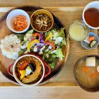 Vegan Lunch Set with Soup, Curry, Veggies, Tea, Juice etc 🌱💚  at Musubi Cafe in Kyoto
