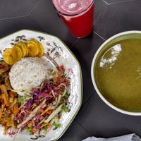 Meal of the day in October 2022: rice, salad, sauteed vegetables with seitan, banana chips, soup and a juice drink at Tulsi Plant Based in Envigado