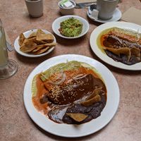 Enchiladas trés moles and guacamole at La Zanahoria - Centro in Puebla