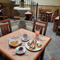 Moletes veganos y jugo de toronja at La Zanahoria - Centro in Puebla