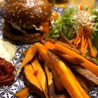 Pink Burger at 5 Lorette in Paris