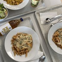 Vegane Paste mit Bärlauchsauce und links vegane Paella   at Mensa Otto-Behaghel-Strasse in Giessen