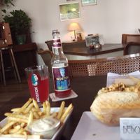 Fritten mit Bebop-Sauce, veganer Hotdog und originelle Pflaumen-Kardamom-Limo at PAN's Bebop in Essen