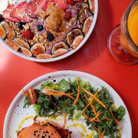 Salmon Bagel und Acai Bowl at Vegamo Centro in Mexico City