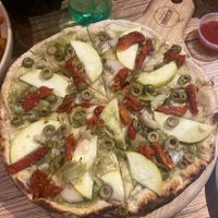 Pesto and pear pizza 🍕   at Vegamo Centro in Mexico City