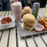 Double cheeseburger & alitas   at Vegamo Centro in Mexico City