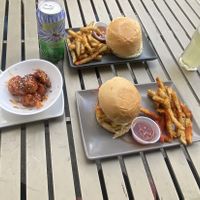 Double cheeseburger & alitas   at Vegamo Centro in Mexico City