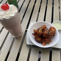 Alitas y Licuado de cheesecake   at Vegamo Centro in Mexico City