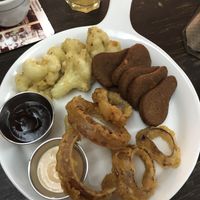 Entrada Jaba Nuggets, alitas de coliflor y aros de cebolla  at Vegamo Centro in Mexico City