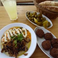 Hummus und Falafel at The Hummus of Tahini in Jerusalem