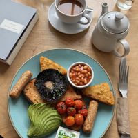 Full English breakfast 🇬🇧🍅🥑🍄‍🟫🫘 & English breakfast tea with oat milk 🫖. Delicious!! 🤤  at Cafe au Lait in Bath
