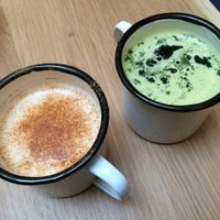 Chai lattè made with almond milk and matcha lattè made with coconut and spirulina at Wild & The Moon - rue Charlot in Paris
