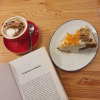 Carrotcake & cappucino leche de almendra at Almalibre Acai Bar in Valencia