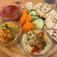 Entrantes de humus  at Almalibre Acai Bar in Valencia