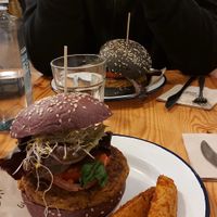 Hamburguesas veganas at Almalibre Acai Bar in Valencia