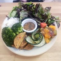 Salad bowl with tempeh at Almalibre Acai Bar in Valencia