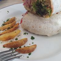 Wrap mediterráneo con salsa de yogur vegana at Almalibre Acai Bar in Valencia