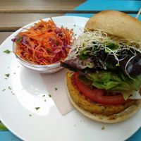 quinoa-chickpea burger at Almalibre Acai Bar in Valencia