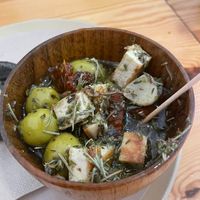 Para picar: aceitunas, tofu y tomate seco. Simple y delicioso    at Almalibre Acai Bar in Valencia