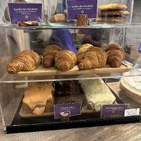 Pastries at the counter at Almalibre Acai Bar in Valencia
