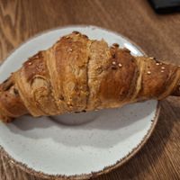 Croissant vegano at Almalibre Acai Bar in Valencia