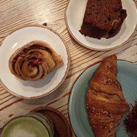 Cinnamon roll croissant banana bread at Almalibre Acai Bar in Valencia