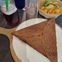 Vegan galette with salad and fries, and strawberry-passion fruit bubble tea at Cosy Lunch in Rouen